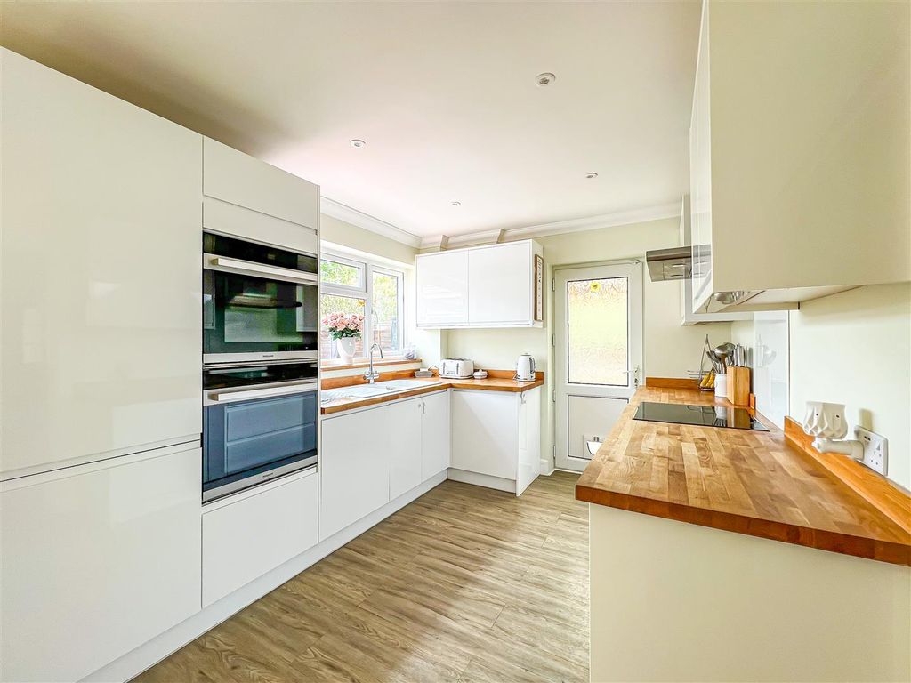 3 bed detached house for sale in Plumberow Avenue, Hockley SS5, £475,000