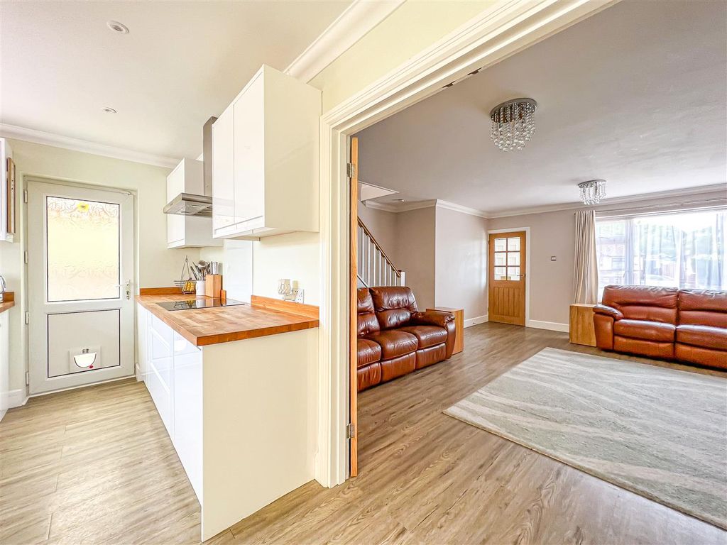 3 bed detached house for sale in Plumberow Avenue, Hockley SS5, £475,000