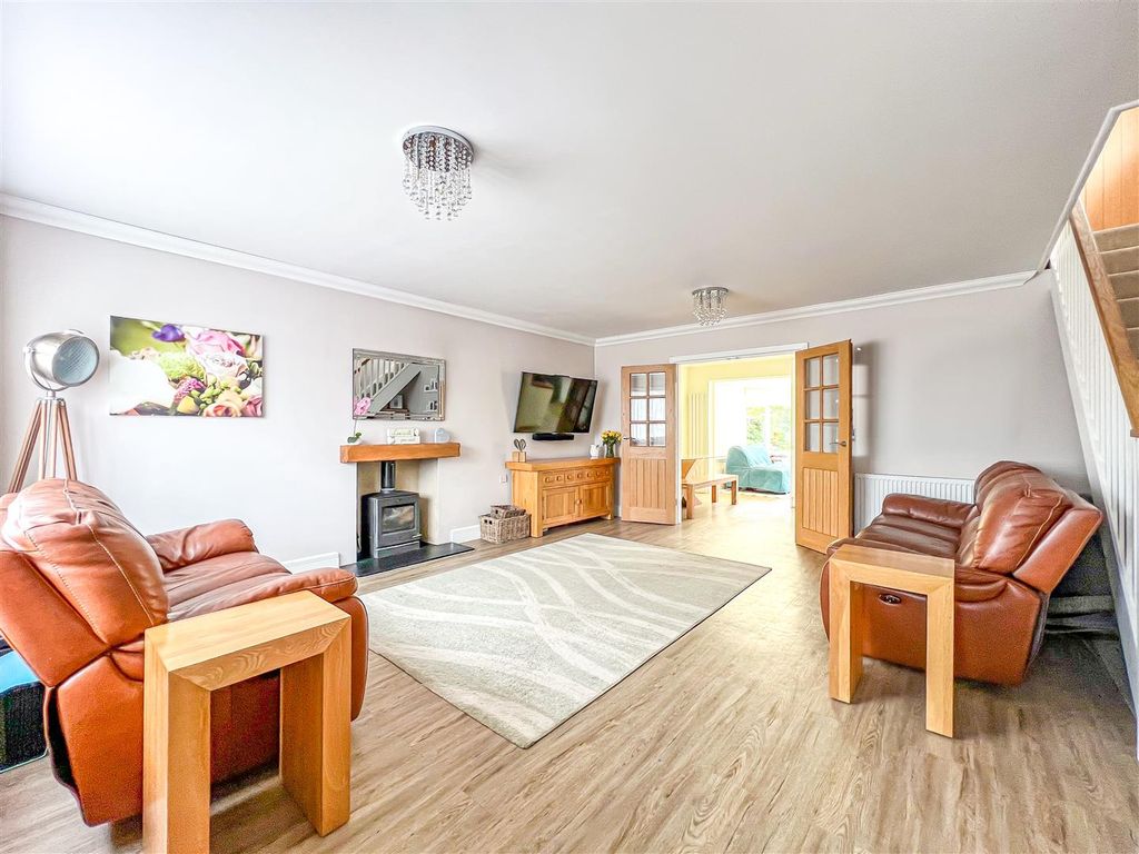 3 bed detached house for sale in Plumberow Avenue, Hockley SS5, £475,000