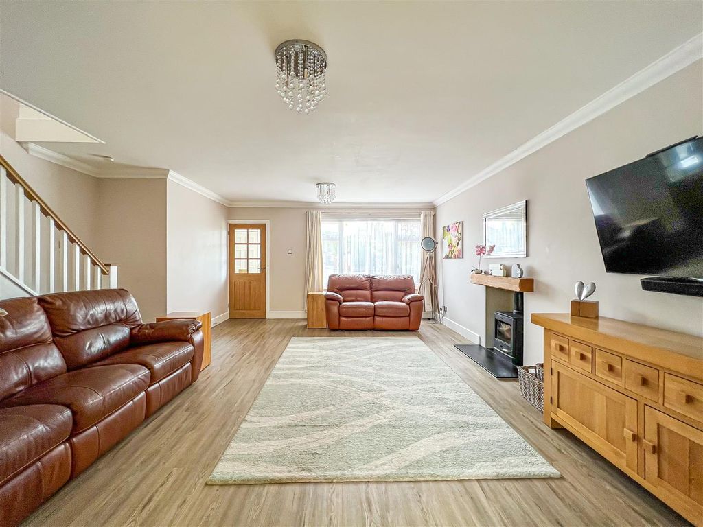 3 bed detached house for sale in Plumberow Avenue, Hockley SS5, £475,000