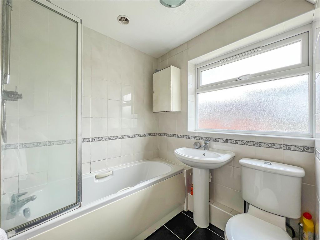 3 bed detached house for sale in Plumberow Avenue, Hockley SS5, £475,000