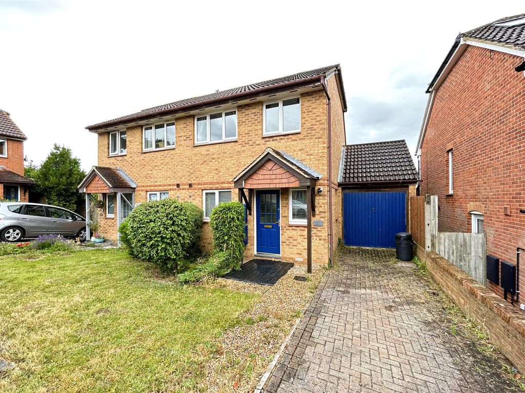 3 bed semi-detached house for sale in Saunders Close, Twyford, Berkshire RG10, £500,000