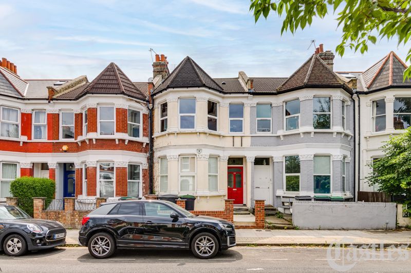 2 bed flat for sale in Falkland Road, London N8, £450,000