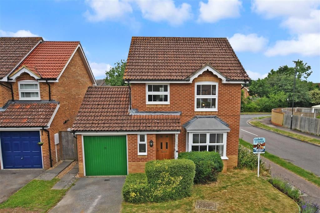 3 bed detached house for sale in Newman Close, Maidenbower, Crawley, West Sussex RH10, £525,000