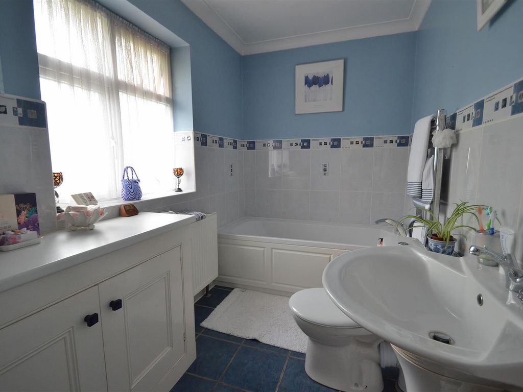 4 bed detached house for sale in Lower Luton Road, East Hyde, Luton LU2, £950,000