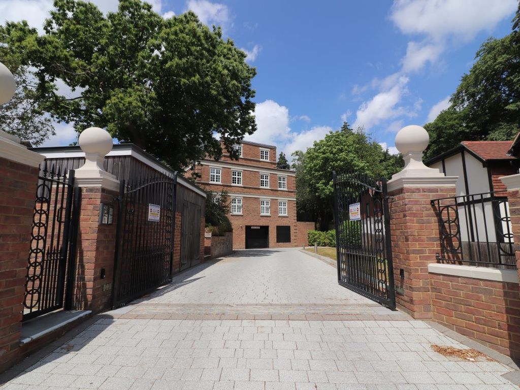 2 bed flat for sale in Chislehurst Road, Bickley, Bromley BR7, £795,000
