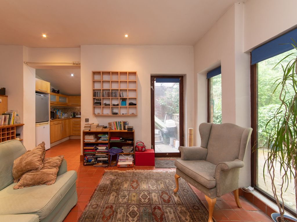 2 bed flat for sale in Archway Road, Highgate N6, £550,000