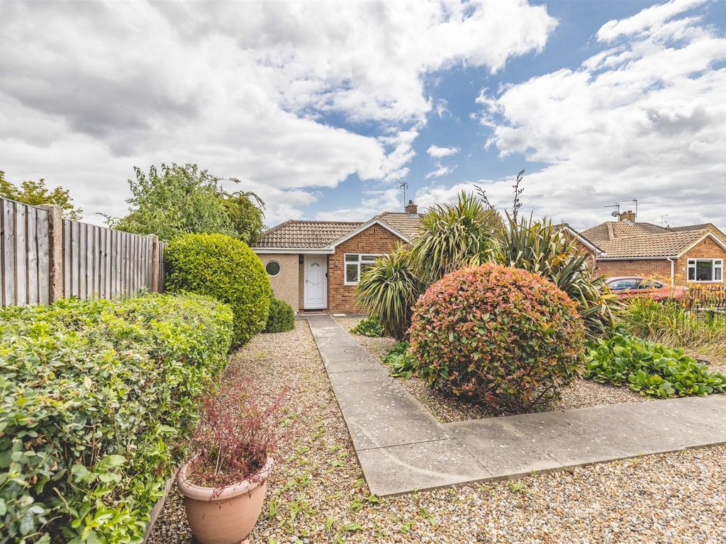 3 bed semi-detached bungalow for sale in St. Johns Drive, Windsor SL4, £565,000