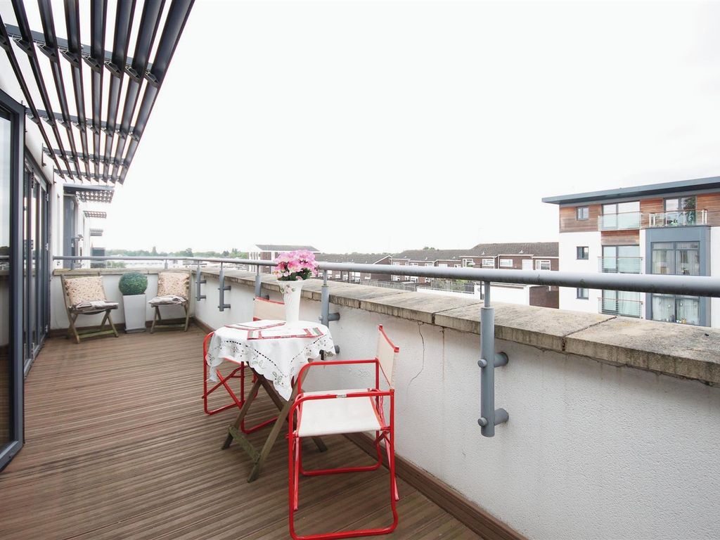 2 bed flat for sale in Wilton Court, Southbank Road, Kenilworth CV8, £399,000