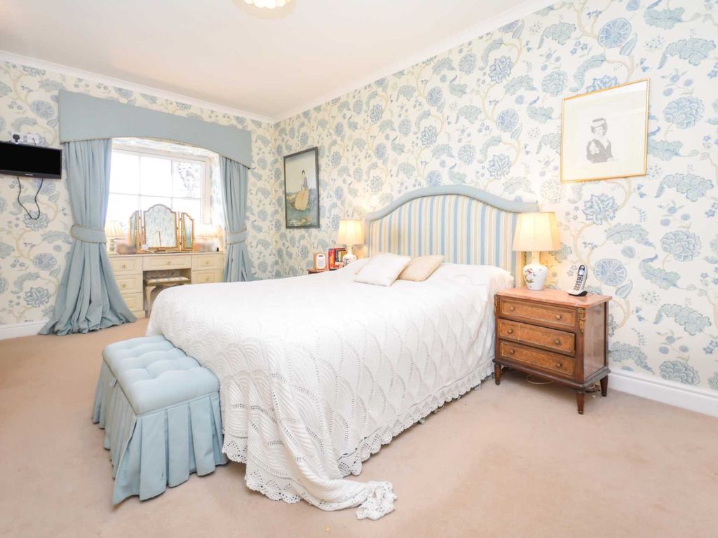 3 bed flat for sale in Missenden Road, Amersham HP7, £649,000