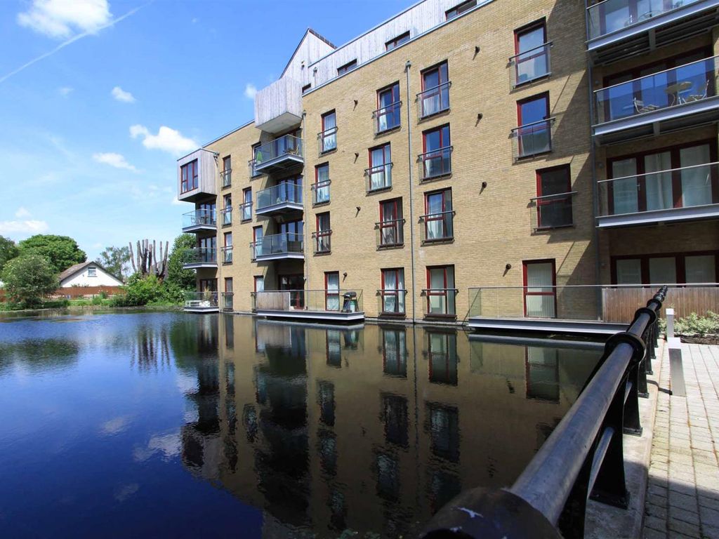 2 bed flat for sale in Kings Mill Way, Denham UB9, £425,000