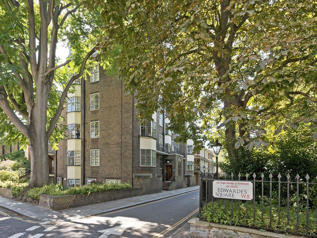 1 bed flat for sale in Pembroke Court, South Edwardes Square W8, £725,000