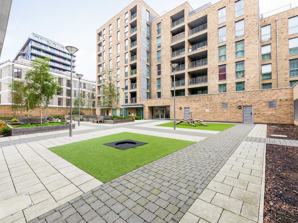 2 bed flat for sale in Ealing Road, Wembley HA0, £420,000