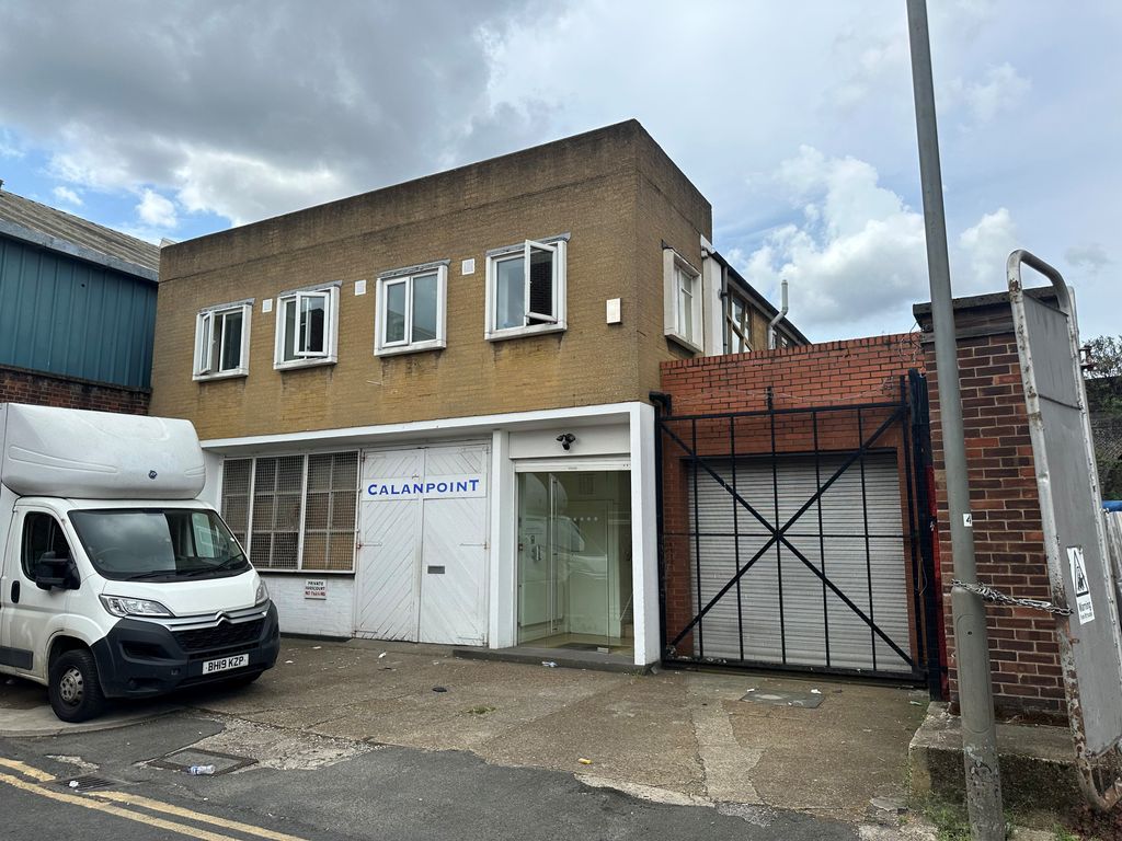 Industrial to let in Linford Street, London SW8, Non quoting