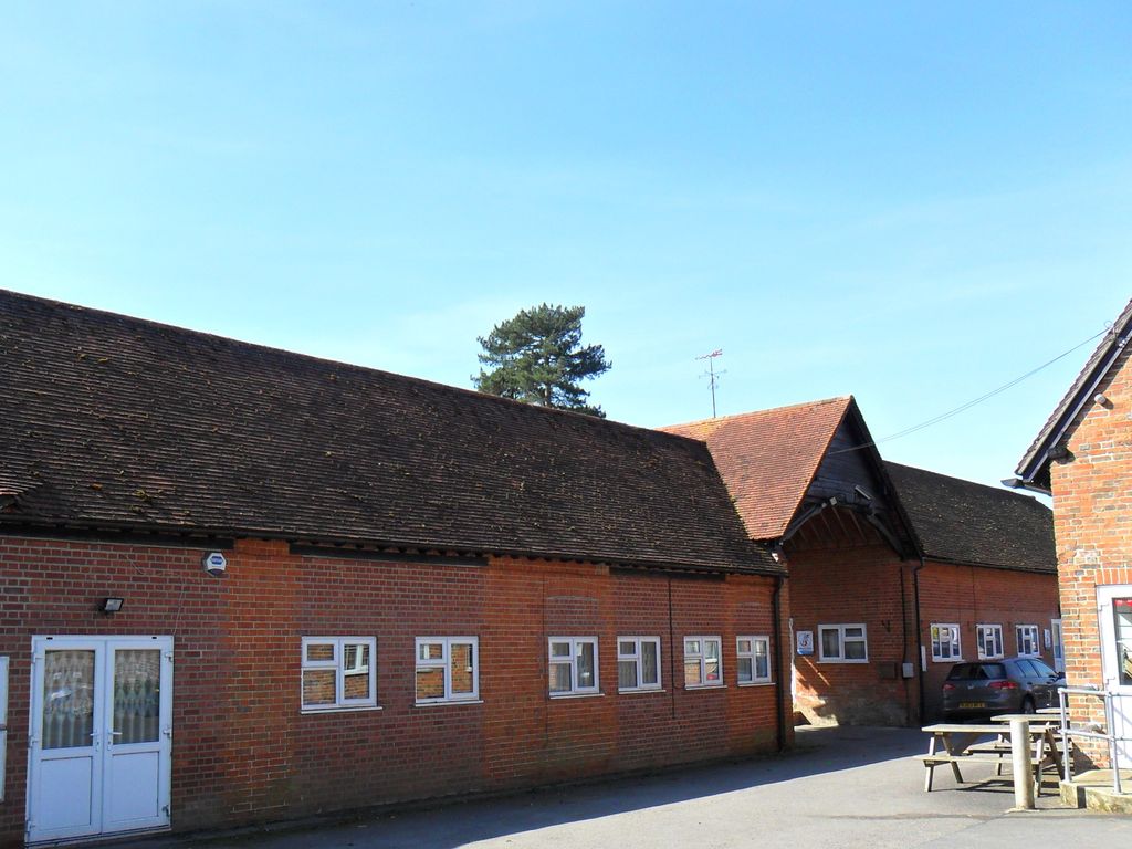 Light industrial to let in Frilsham Home Farm, Yattendon RG18, £24,500 pa