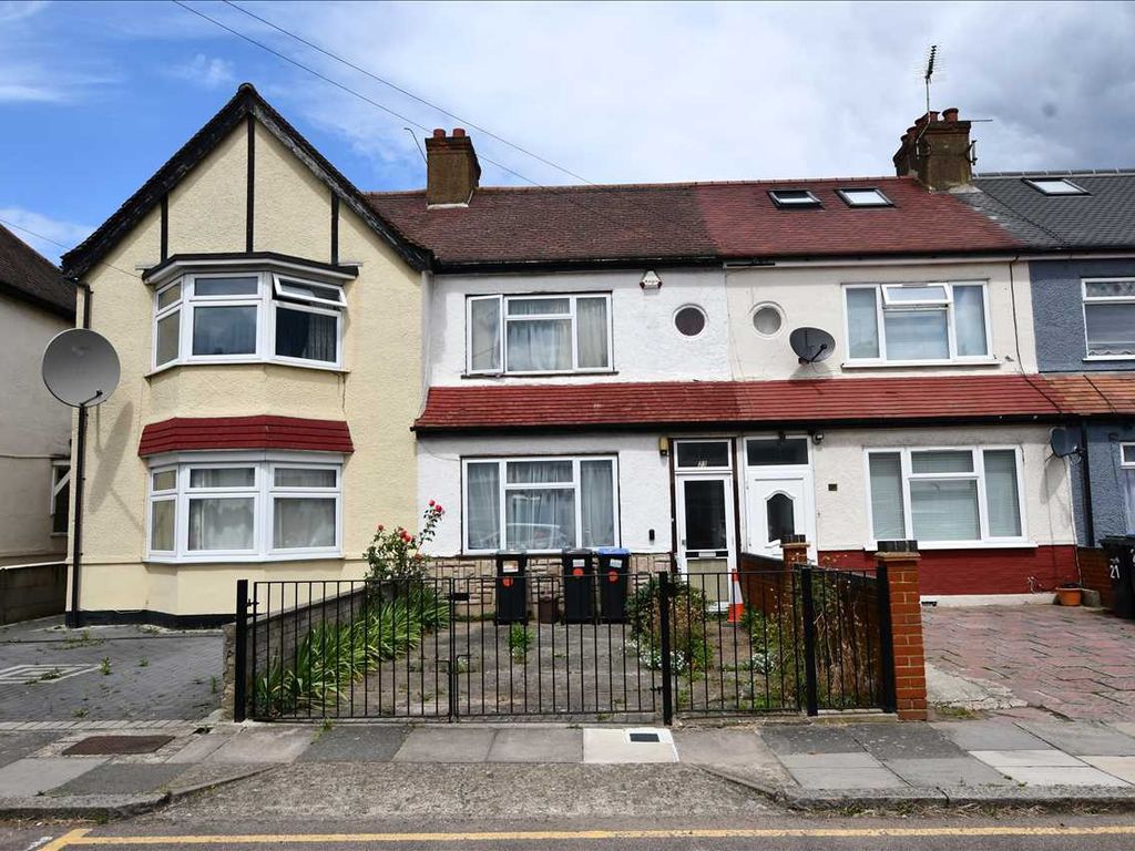 2 bed property for sale in Tiverton Road, London N18, £389,995