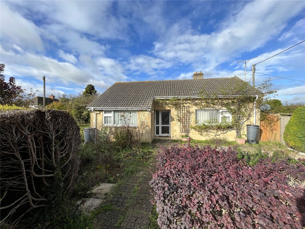 3 bed bungalow for sale in Kingsmead, Lechlade, Gloucestershire GL7, £350,000
