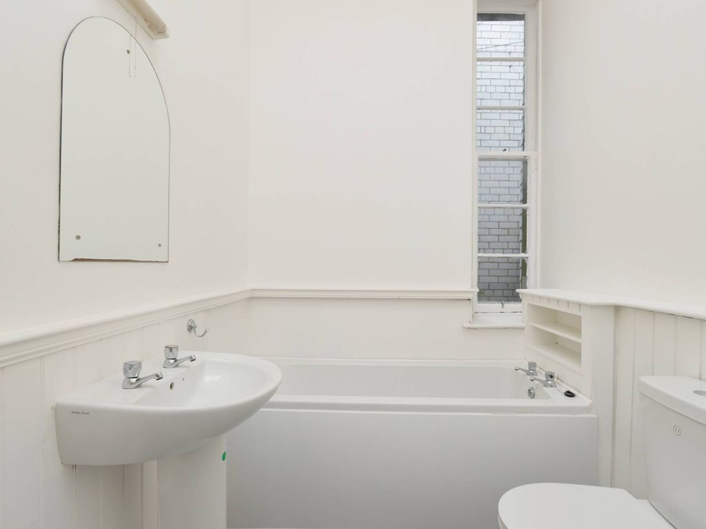 3 bed flat for sale in George IV Bridge, Old Town, Edinburgh EH1, £375,000