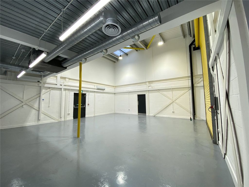 Warehouse to let in Dominion Way, Worthing, West Sussex BN14, £40,000 pa