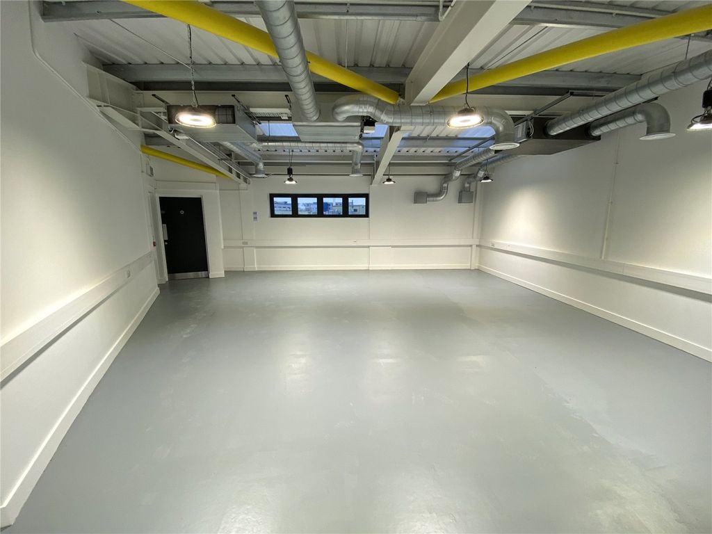 Warehouse to let in Dominion Way, Worthing, West Sussex BN14, £40,000 pa