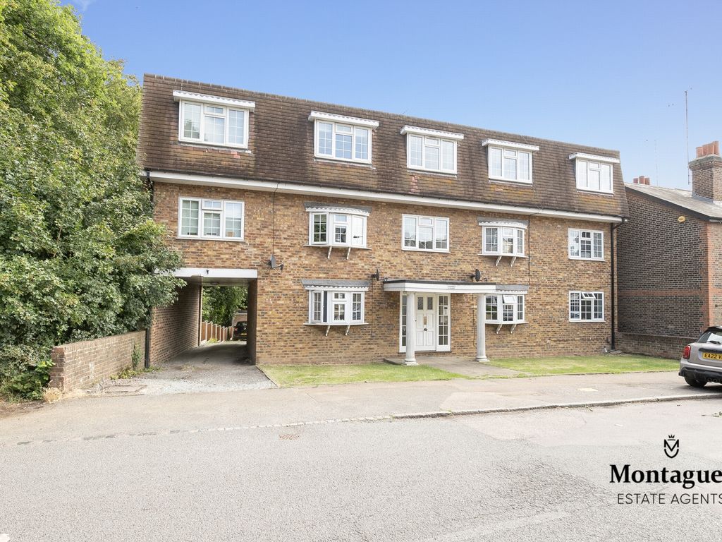2 bed flat for sale in Forest Road, Loughton IG10, £340,000