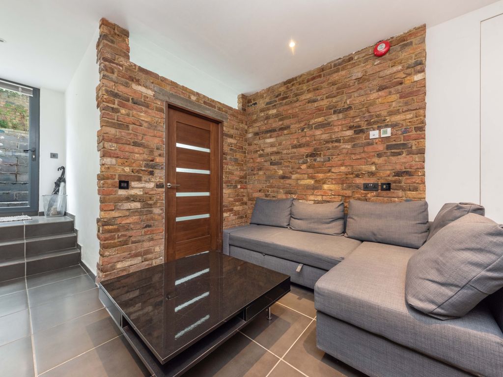 3 bed flat for sale in Lordship Lane, London N22, £650,000