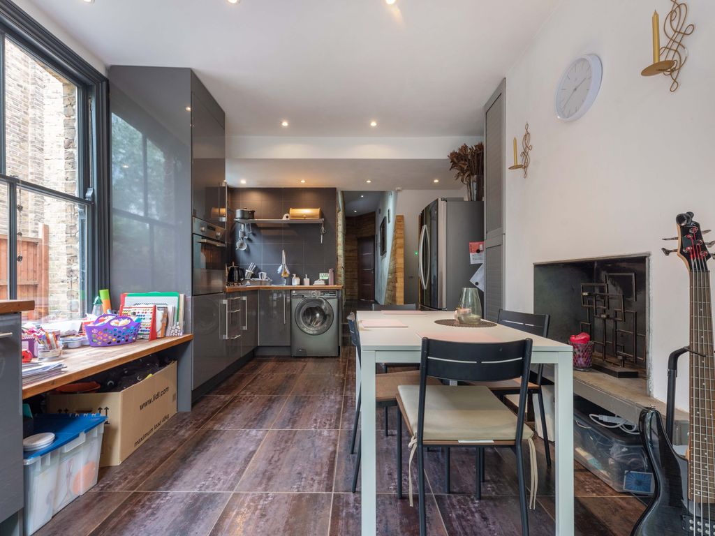 3 bed flat for sale in Lordship Lane, London N22, £650,000