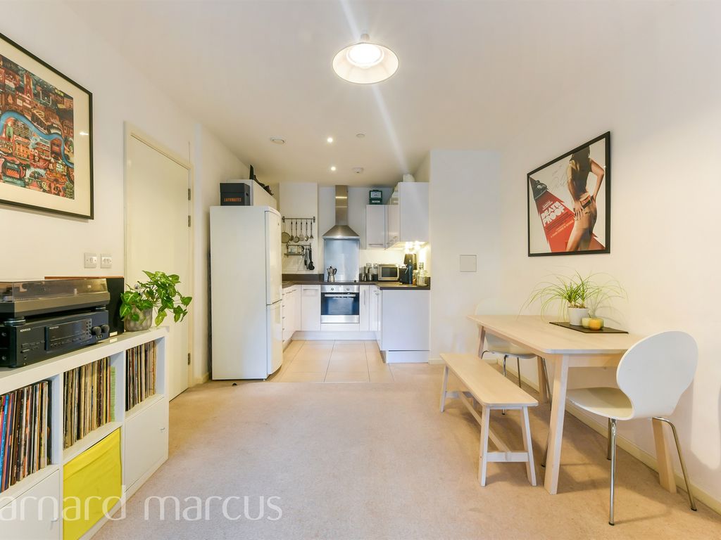 2 bed flat for sale in Juniper Drive, London SW18, £525,000