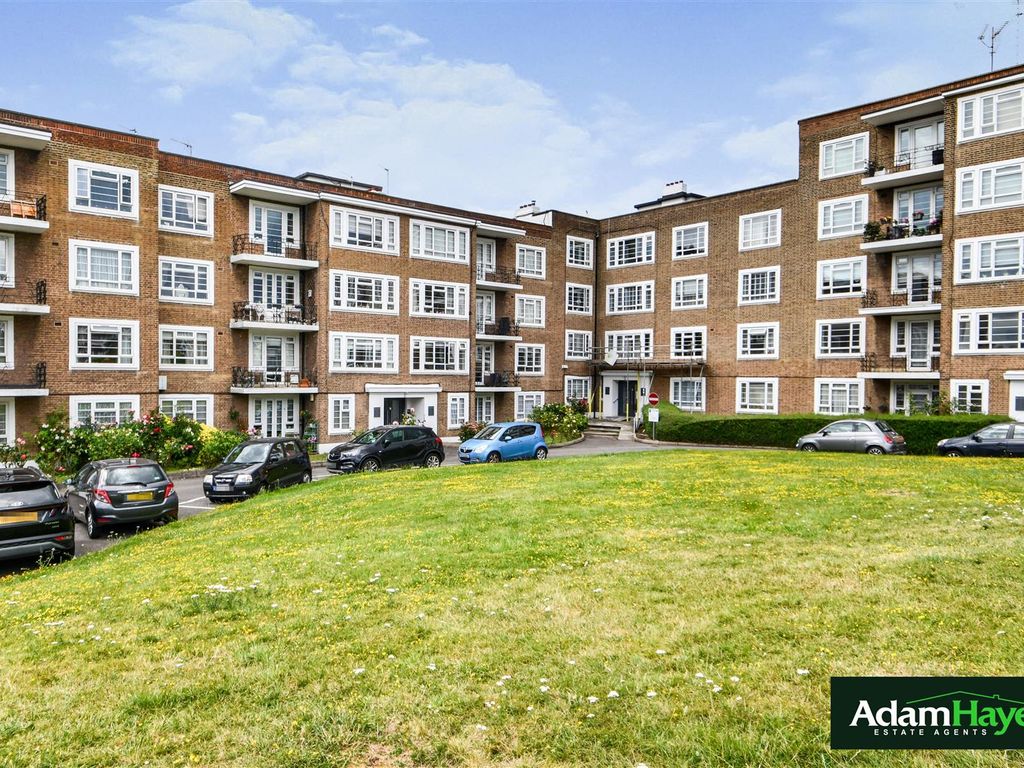 3 bed flat for sale in Charter Way, Finchley N3, £600,000