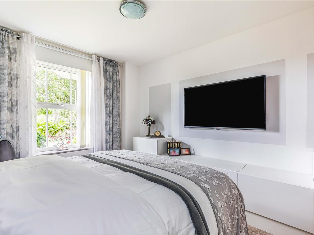 2 bed flat for sale in West Cliff Road, Westbourne, Bournemouth BH2, £565,000