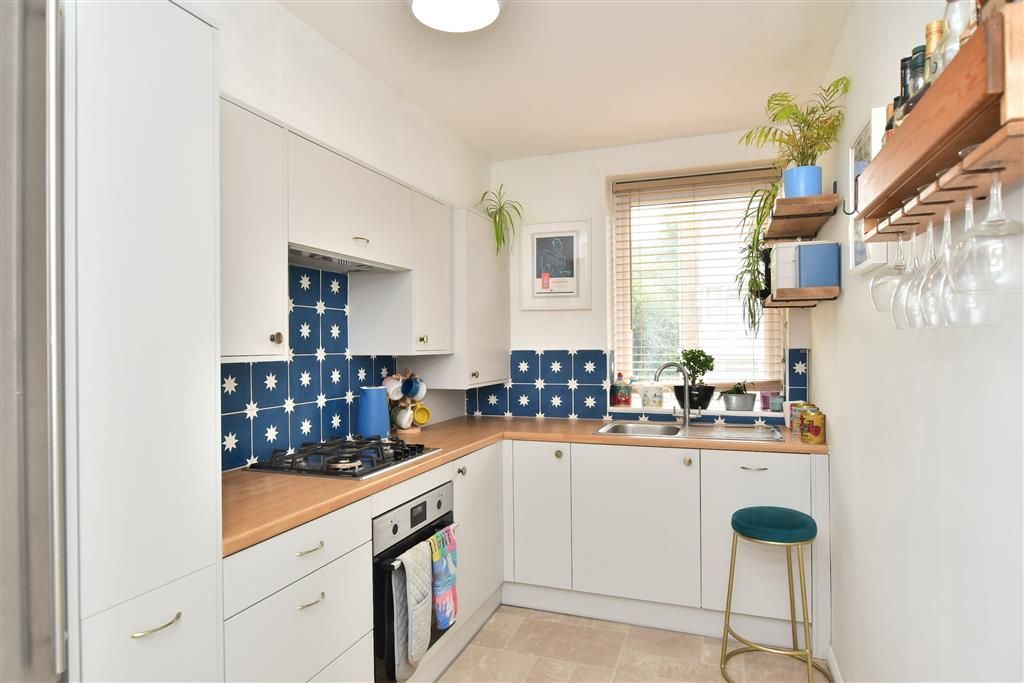 2 bed flat for sale in London Road, Brighton, East Sussex BN1, £300,000