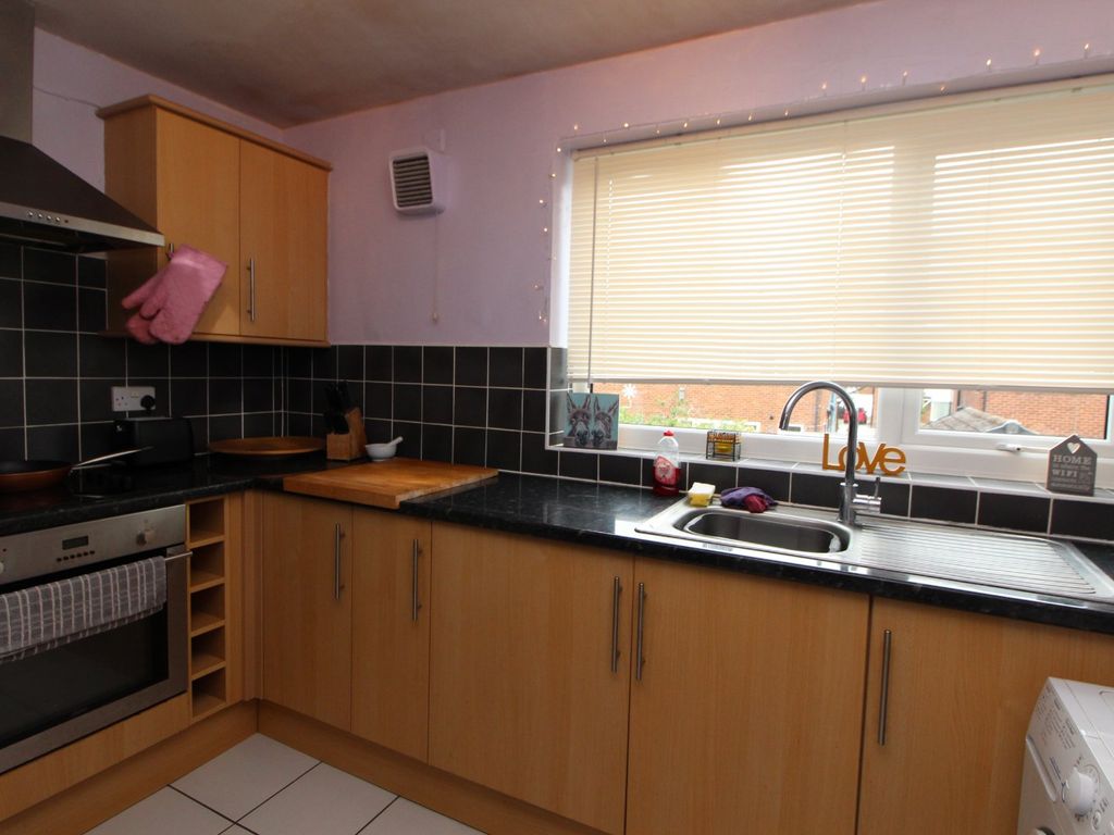 2 bed flat for sale in Plumley Close, Vicars Cross, Chester, Cheshire CH3, £165,000