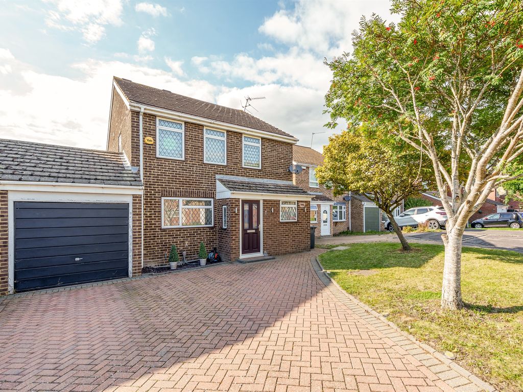 4 bed detached house for sale in Moor End, Holyport, Maidenhead SL6, £585,000