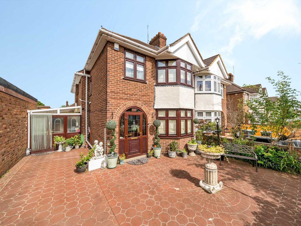 5 bed semi-detached house for sale in Hawthorne Avenue, Bedford MK40, £470,000