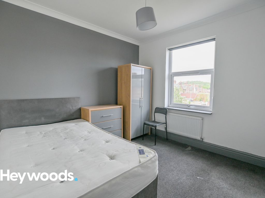Room to rent in Waterloo Road, Hanley, Stoke-On-Trent ST6, £450 pcm