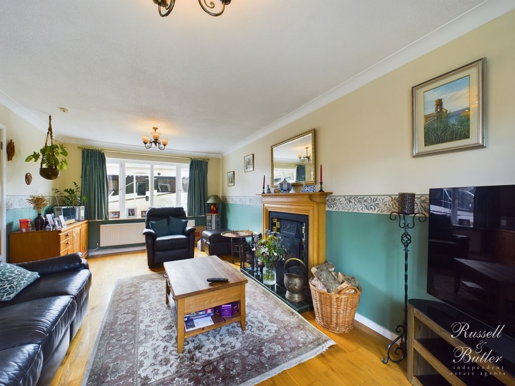 4 bed detached house for sale in Moreton Drive, Maids Moreton, Buckingham MK18, £699,995
