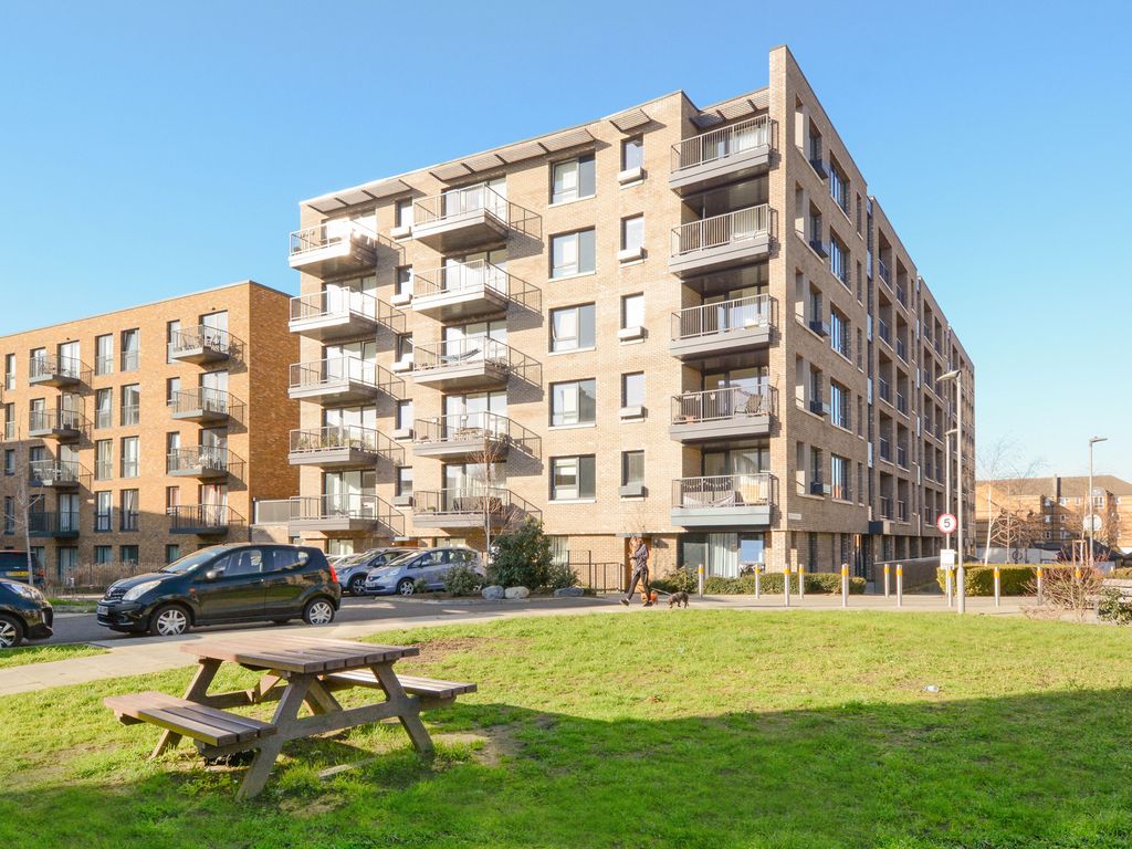 2 bed penthouse for sale in Gullivers Walk, London SE8, £600,000
