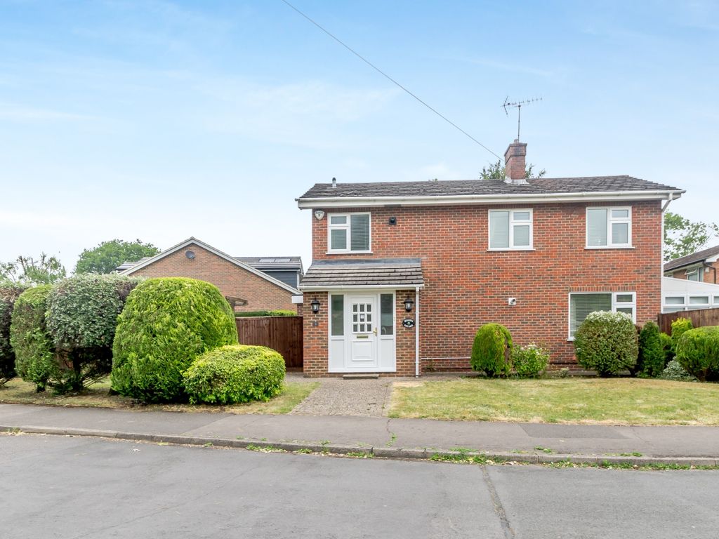 3 bed detached house for sale in Windmill Wood, Amersham HP6, £799,750