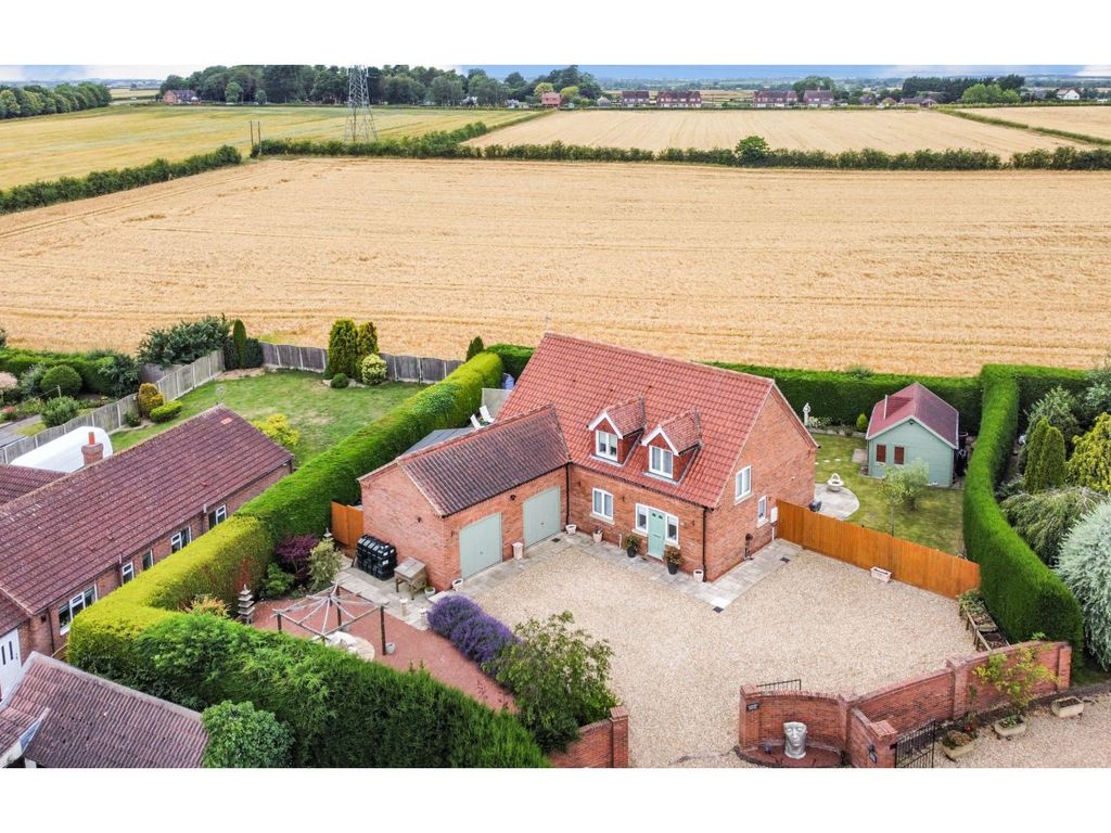 4 bed detached house for sale in Upper Row, Newark NG22, £550,000