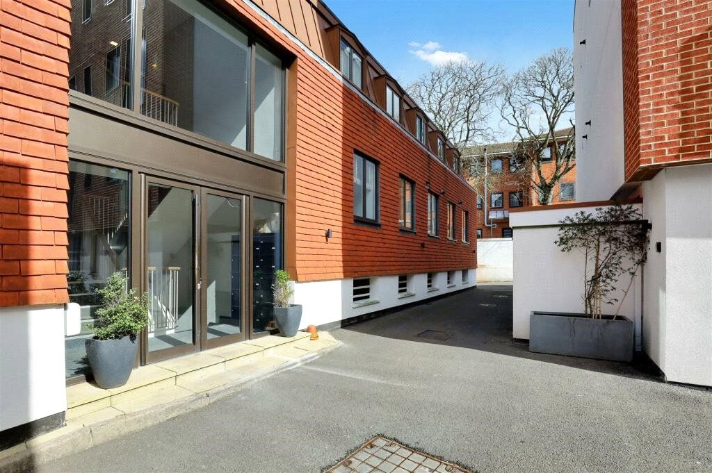2 bed flat for sale in Guildford, Surrey GU1, £400,000