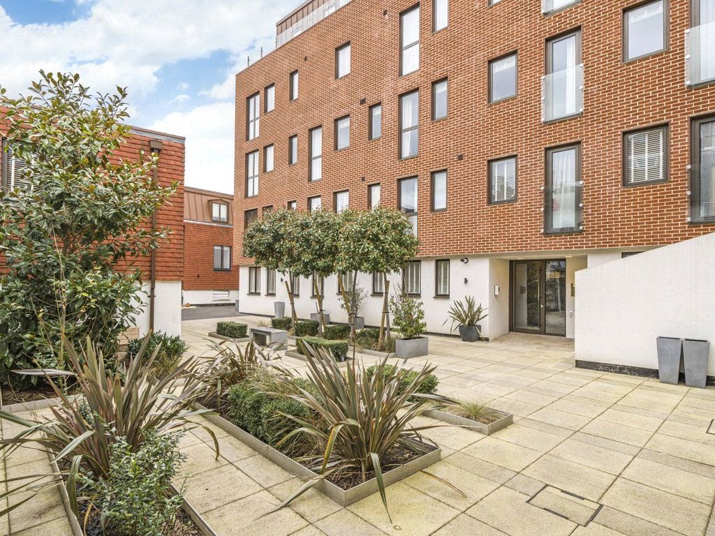 2 bed flat for sale in Guildford, Surrey GU1, £400,000