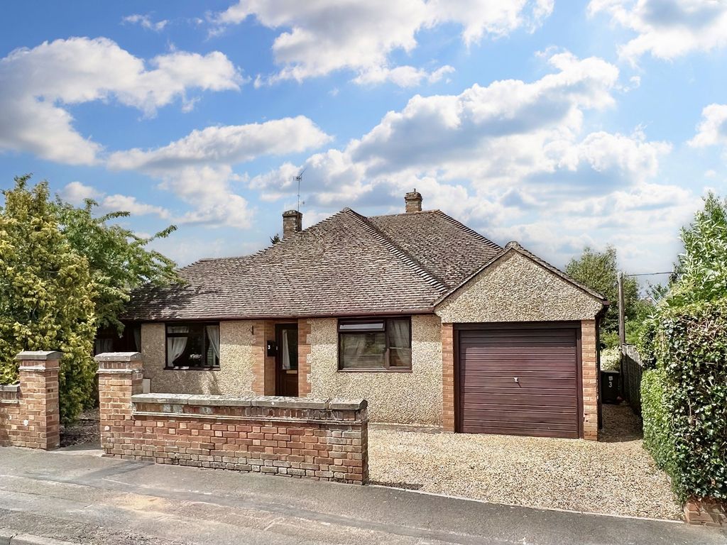 3 bed detached bungalow for sale in Folly View Road, Faringdon SN7, £400,000