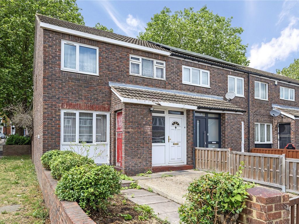 3 bed detached house for sale in Holmshaw Close, London SE26, £375,000