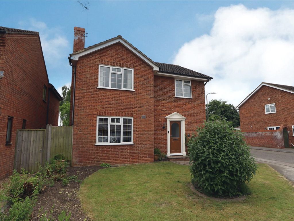 4 bed detached house for sale in Dove Close, Newport Pagnell, Buckinghamshire MK16, £520,000