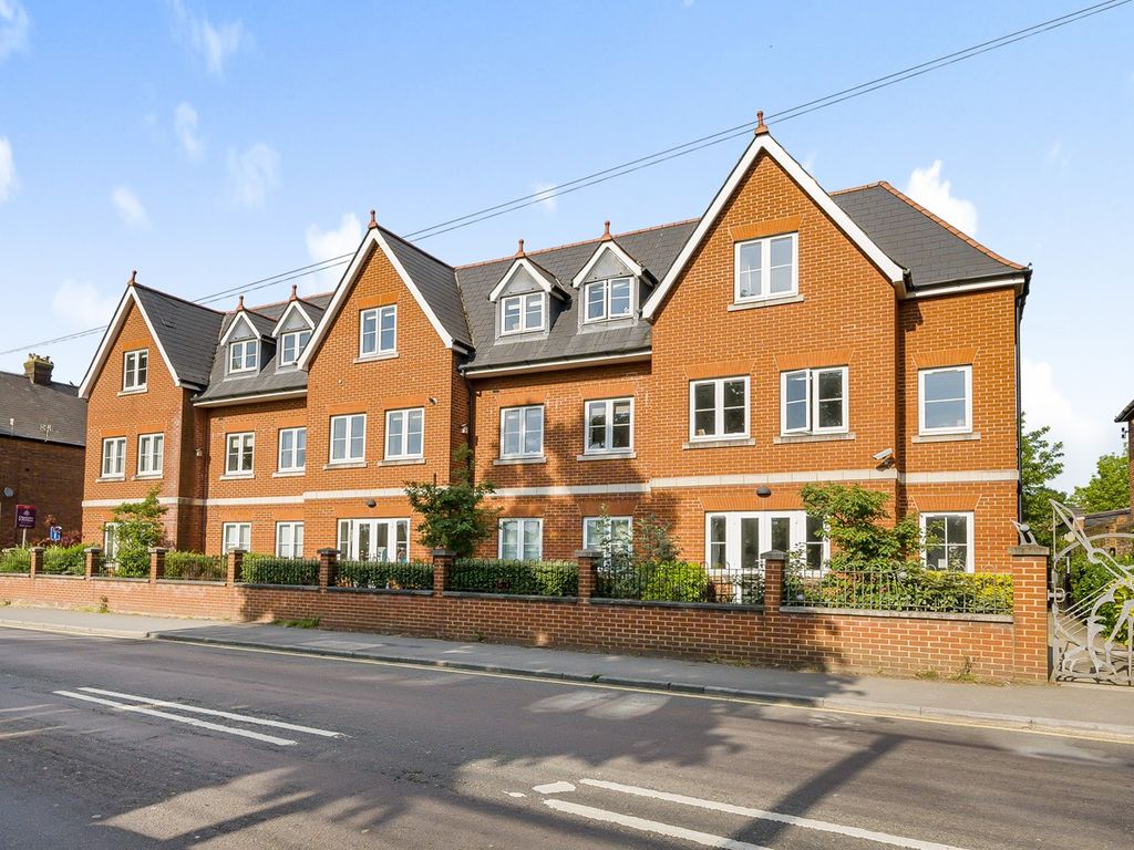 2 bed flat for sale in Woodbridge Road, Guildford, Guildford GU1, £349,950