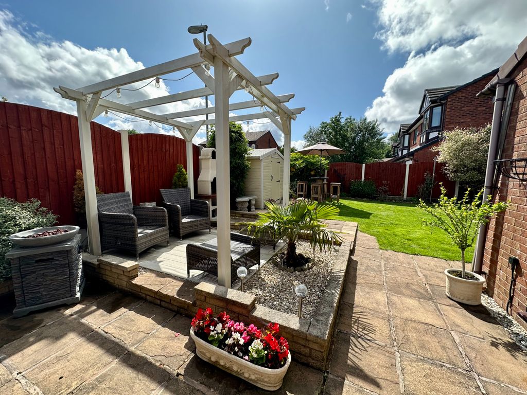 4 bed detached house for sale in Woodhouse Road, Shaw, Oldham OL2, £399,999