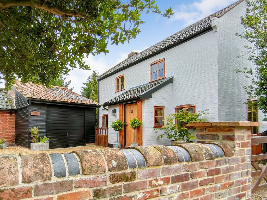 3 bed cottage for sale in The Street, Woodton, Bungay NR35, £500,000