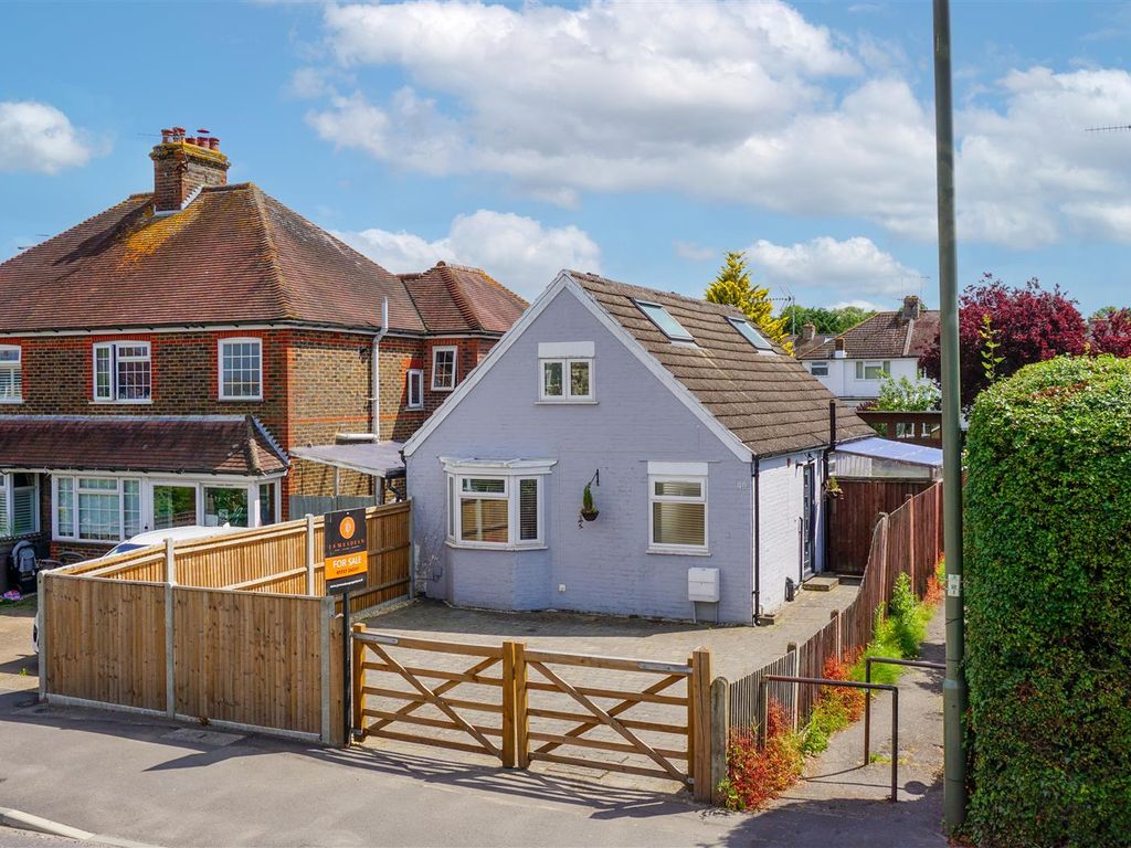 3 bed detached bungalow for sale in Horley Road, Redhill RH1, £440,000