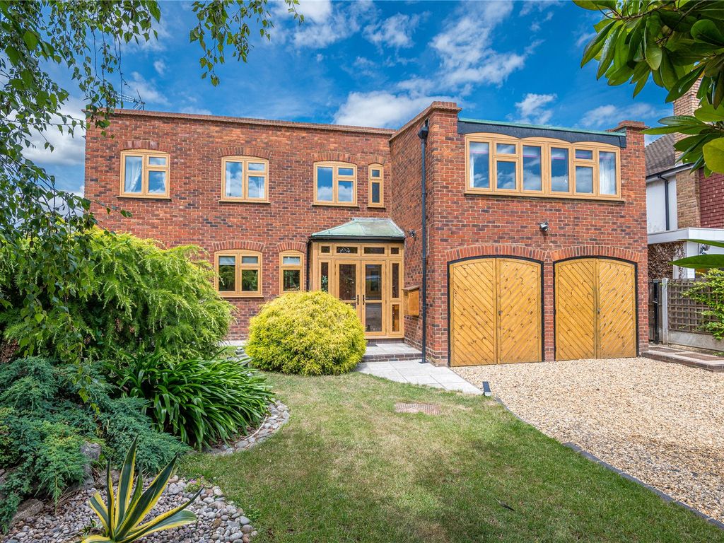 5 bed detached house for sale in Moat End, Thorpe Bay, Essex SS1, £925,000