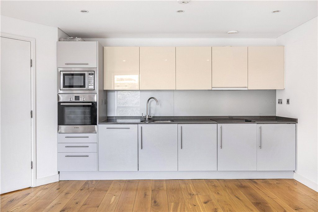 1 bed flat for sale in Bermondsey Square, London SE1, £420,000